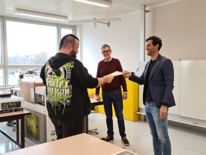 Zertifikatsübergabe für die neuen Gebäudeinformatiker.