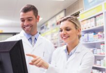 Ein Team von Pharmaspezialisten, das auf eimen Computer schaut. (FORS/iStock)