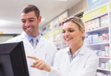 Optimale Kontrolle der Medikamentenlagerung Ein Team von Pharmaspezialisten, das auf eimen Computer schaut. (FORS/iStock)