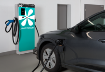 Wie autonome Autos reaktionsschneller werden Ein E-Auto an einer Ladestation.