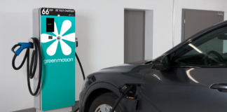 Wie autonome Autos reaktionsschneller werden Ein E-Auto an einer Ladestation.