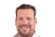 Competec nimmt Paletten-Hochregallager in Betrieb Riet Steiger, CEO der Competec Logistik AG (Source Competec).