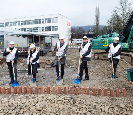 ABB mit Spatenstich für Leistungselektronik-Neubau Spatenstich mit Stephan Attiger, Landammann Kanton Aargau, Marlène Koller, Gemeindeammann Untersiggenthal, Morten Wierod, Leiter des ABB-Geschäftsbereichs Antriebstechnik, Robert Itschner, Vorsitzender der Geschäftsleitung ABB Schweiz, und Manuel Alberati, Architekt UC’NA (von links nach rechts): Quelle: ABB.