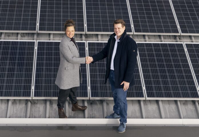 neovaq Freuen sich, zusammen den Markt für qualitatives und standardisiertes Monitoring weiter anzukurbeln: Sabine von Stockar (Minergie) und Pascal Welti (Quelle NeoVac).