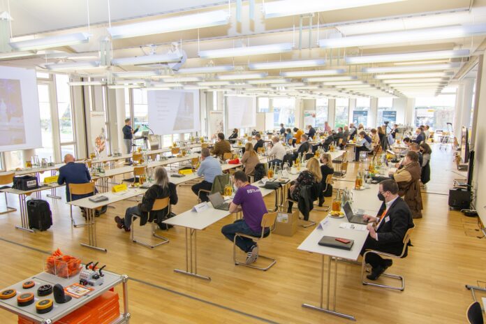 Die Möglichkeit, endlich wieder direkte Gespräche zu führen, wird von Journalisten und Firmenvertretern reichlich genutzt. (Quelle: RBS)