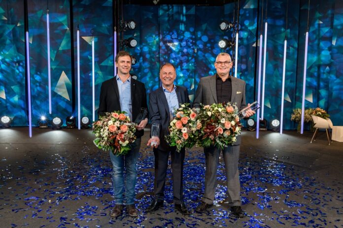 AKB Unternehmenspreis 2022 Die Sieger des Preises 2022. v.l.n.r. Patrick Suter von der Erne Holzbau (über 100 Mitarbeitende), Peter Schmidt von der SwissBeam AG (Bis zu 20 Mitarbeitende) und Lukas Bättig, Bütler Elektro (21-100 Mitarbeitende).