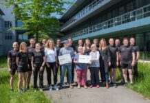 CKW unterstützt zwei Institutionen mit 10’000 Franken Die Läuferinnen und Läufer von CKW freuen sich über die Checkübergabe an den Verein Heilpädagogische Entlastungsangebote Vogelsang in Ruswil sowie die Gassenarbeit Luzern. Quelle: CKW