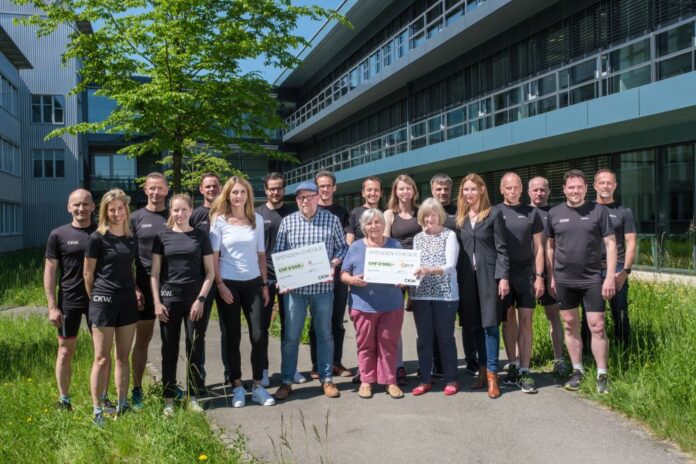 CKWkl Die Läuferinnen und Läufer von CKW freuen sich über die Checkübergabe an den Verein Heilpädagogische Entlastungsangebote Vogelsang in Ruswil sowie die Gassenarbeit Luzern. Quelle: CKW
