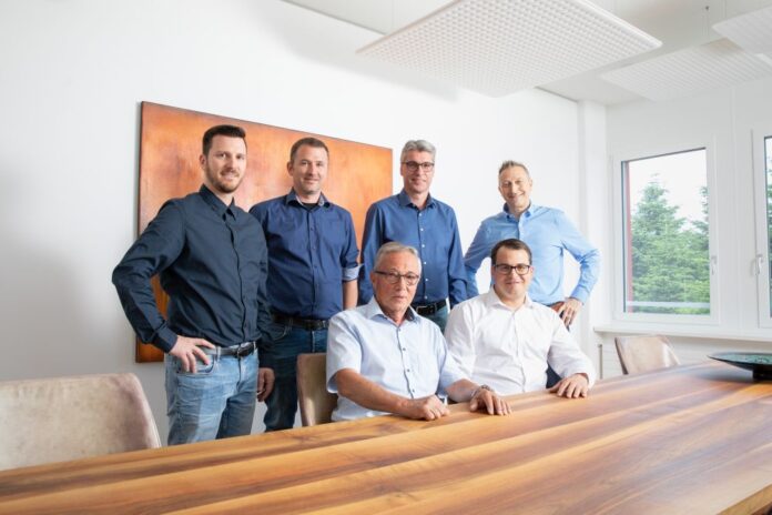 Hinten von links: Die drei Geschäftsleitungsmitglieder Ruedi Felder, Cornel Räber und Urs Lang sowie von CKW Thomas Abegg (Leiter Wachstum & Integration). Vorne: Der Gründer Alfred Camenzind und von CKW Thomas Gisler (Leiter Elektro).