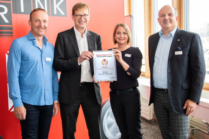 Feierliche Übergabe (v.l.): Andrej Golob, CEO Alltron AG, Felix Kamer, Director Digital Power, Huawei Technologies Switzerland AG, Karin Madliger, Leiterin Vermarktung & Vertrieb Alltron & Jamei, Competec- Gruppe, sowie Richard Pimper, Vice-President & CTO Huawei Digital Power WEU
