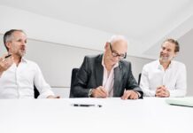 Neumann und Merging Technologies partnern Bei der Vertragssunterzeichnung, von links nach rechts: Dr. Andreas Sennheiser, Co-CEO Sennheiser, Claude Cellier, CEO Merging Technologies, Ralf Oehl, CEO Georg Neumann GmbH; Quelle: Sennheiser.