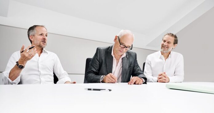 Bei der Vertragssunterzeichnung, von links nach rechts: Dr. Andreas Sennheiser, Co-CEO Sennheiser, Claude Cellier, CEO Merging Technologies, Ralf Oehl, CEO Georg Neumann GmbH; Quelle: Sennheiser.