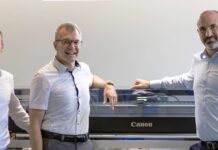 Canon partnert mit Spandex Zufriedenheit auf beiden Seiten über die neu geschlossene Partnerschaft (von rechts nach links): Marc Bärtschi, Head of Large Format Graphics and Professional Print bei Canon (Schweiz) AG, Franky De Smedt, Country Manager bei Spandex AG, Morris Peter, Product Business Development Manager LFG bei Canon (Schweiz) AG.