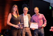 Das sind die Gewinner des Customer Relations Award 2022 Marco Kaiser, Head of Marketing & Communication bei DPD Schweiz, nahm den Award überreicht von Daniel Stiefel, Co-Founder und Managing Partner des Service Excellence Cockpits, mit Freude entgegen. Bild (v.l.n.r): Meike Tarabori, Daniel Stiefel und Marco Kaiser