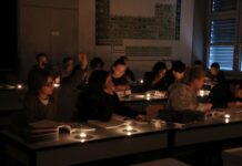 Wenn an der Sekundarschule Stadel die Lichter ausgehen Auch das Chemielabor wird durch Kerzen erleuchtet. Quelle: Myblueplant.