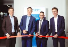 Im Wettlauf um die zukünftige Batterie © CSEM - Einweihung des Battery Innovation Hub: (von links nach rechts) Alexandre Pauchard (CSEM, CEO), Andreas Hutter (CSEM, Group Leader Energy Systems), Andrea Ingenito (CSEM, Group Leader Sustainable Energy) and Pierre-Alain Leuenberger (Neuenburger Kantonalbank, Generaldirektor).