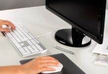 Wenn ein Mauspad das Smartphone lädt Quelle: Hama.