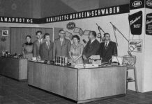 Hama feiert 100 Jahre «Zubehör-Geschichte» 1950 war Hama auf der ersten photokina, bis 2018 die weltweite Leitmesse der Foto-, Video- und Imaging-Branche, in Köln vertreten und stellte Bilderrahmen, Laborzubehör, Diakästen und das Pulver-Blitzgerät aus. Quelle: Hama