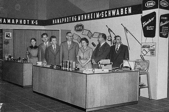 1950 war Hama auf der ersten photokina, bis 2018 die weltweite Leitmesse der Foto-, Video- und Imaging-Branche, in Köln vertreten und stellte Bilderrahmen, Laborzubehör, Diakästen und das Pulver-Blitzgerät aus. Quelle: Hama