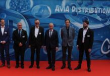 Westschweizer Wasserstofftankstelle eröffnet v.l.n.r. : Jérôme Wüthrich, Direktor der AVIA Distribution SA, Jean-Rémy Chevalley, Vize-Gemeindepräsident von Puidoux, Patrick Staubli, Geschäftsführer der AVIA Vereinigung Schweiz, Daniel Flotron, Präfekt von Lavaux-Oron, Dr. Ellert, prof hes und Pascal Clapasson, Leiter Tankstellen AVIA Distribution SA. Quelle: AVIA.