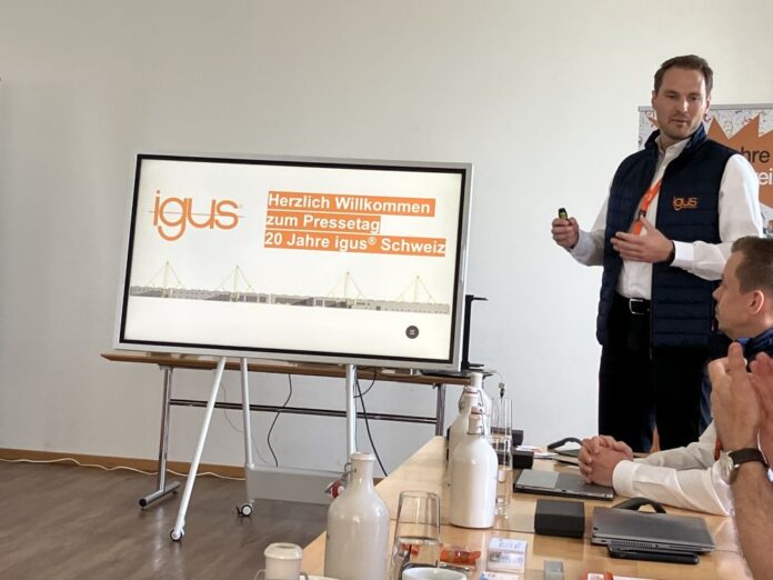 Markus Nork vom International Group Development der igus GmbH stellte die neuen Lösungen und Visionen der igus vor. Quelle: insidenews.