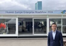 Huawei: Digitaltruck legte in Zürich Halt ein Gestern begrüsste Yang Wang, Director Market & Enterprise Solution Sales bei Huawei Technologies Switzerland, den Truck auf dem Schiffbauplatz in Zürich; Bild: Insidenews