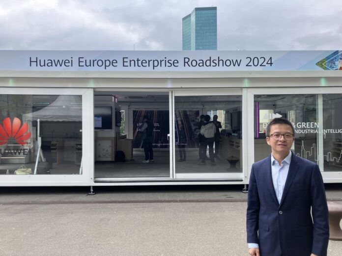 huawei1kl Gestern begrüsste Yang Wang, Director Market & Enterprise Solution Sales bei Huawei Technologies Switzerland, den Truck auf dem Schiffbauplatz in Zürich; Bild: Insidenews