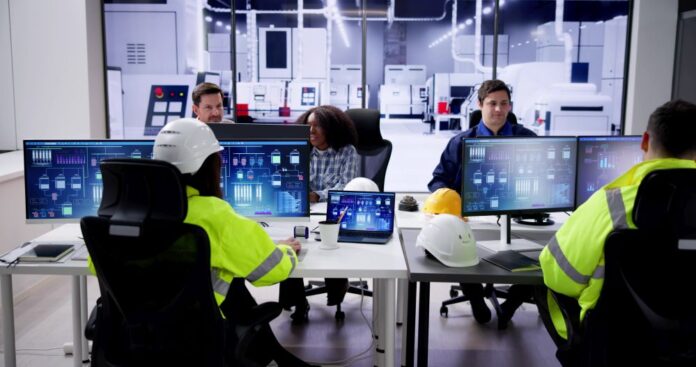 Engineer Operators Using Scada System Quelle: BOLL / istock