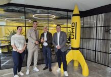 UMB von Lenovo ausgezeichnet (v.l.n.r.) Natalie Suess (Lenovo), Christoph Inderkum (UMB), Philipp Schaeppi (Lenovo), Ralf Stäheli (UMB). Quelle: UMB.