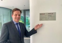 Schweizer Botschaft in Singapur bekommt Zertifikat Minergie-A Foto: Botschafter Frank Grütter in Singapur