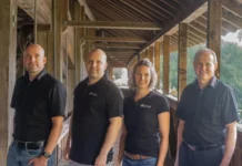 COMED AG übernimmt eNovate Fabian Truttmann, Geschäftsleitung COMED AG, bisherige Inhaber eNovate Fabian und Nicole Nussbaumer, Felix Büchi, Geschäftsführer COMED AG (von links). Bild: zVg.