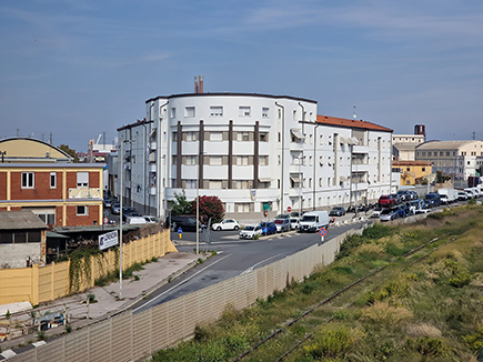 Das „Stringi-Stringi“-Gebäude in Livorno, ursprünglich 1939 vom Architekten Ghino Venturi entworfen. Bild: Serena Braccini