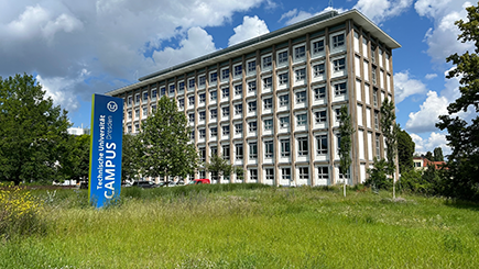 Das unter Denkmalschutz stehende Andreas-Schubert-Gebäude an der Technischen Universität Dresden.