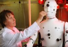 Mit smarten Dummies zum angenehmem Büroklima Empa-Forscherin Agnes Psikuta positioniert Manikin «HVAC» für die Datenmessung in der Klimakammer. Bild: Empa