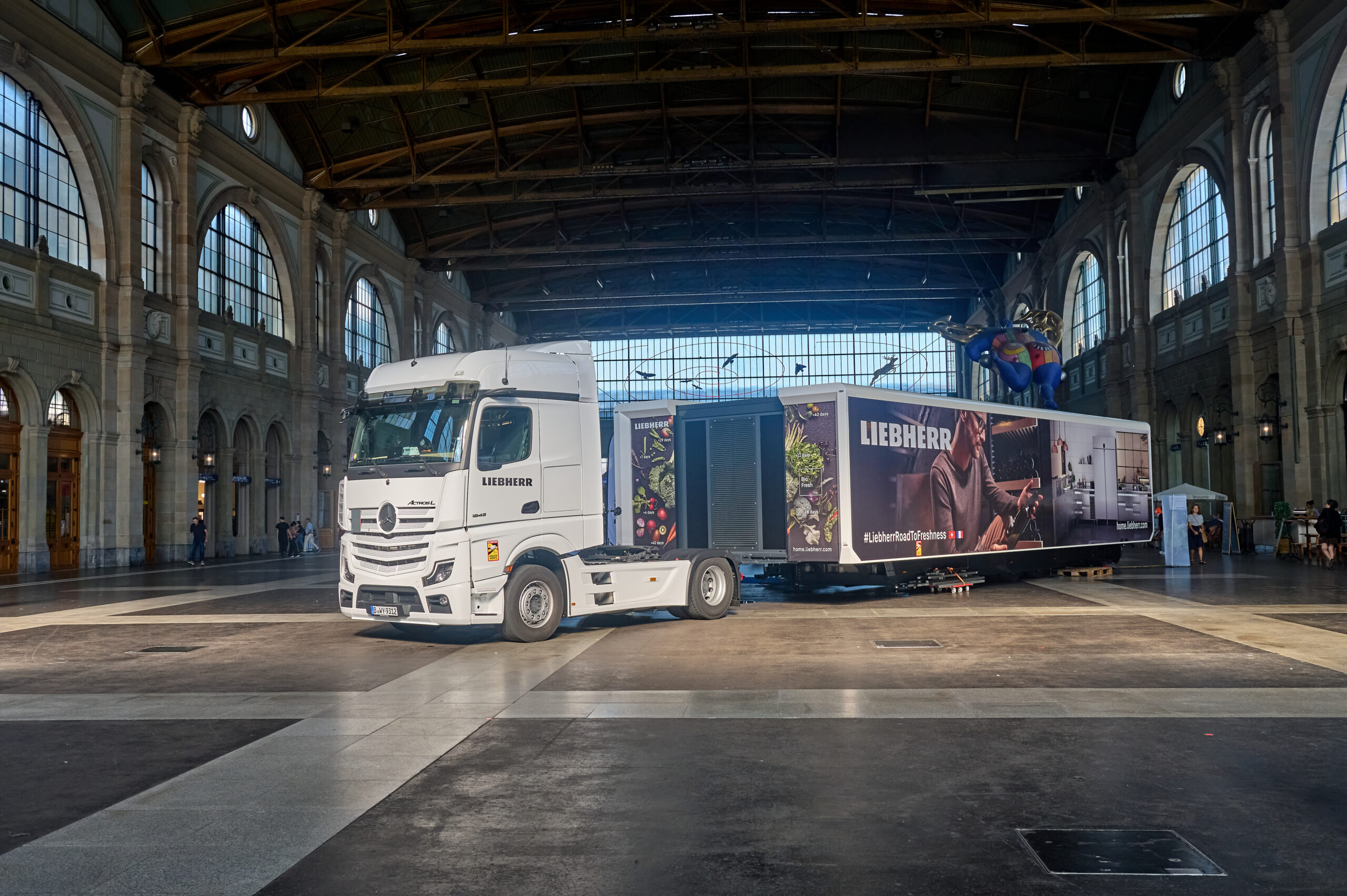 Fotoquelle: Liebherr, Road to Freshness Truck am HB Zürich Fotoquelle: Liebherr, "Road to Freshness" Truck am HB Zürich