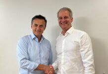 NeoVac partnert mit Swenex Christof Lindemann (VRP swenex) und Patrik Lanter (VRP NeoVac) beschliessen den Deal. Quelle: Neovac.