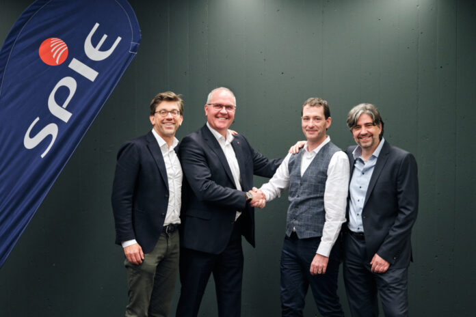 Bild, v.l.n.r.: Edgar Lehrmann (CFO von SPIE Schweiz) und Pierre Savoy (CEO von SPIE Schweiz) mit Matthias Falland und Patrick Sommer, den Gründern von Corporate Software Bild, v.l.n.r.: Edgar Lehrmann (CFO von SPIE Schweiz) und Pierre Savoy (CEO von SPIE Schweiz) mit Matthias Falland und Patrick Sommer, den Gründern von Corporate Software