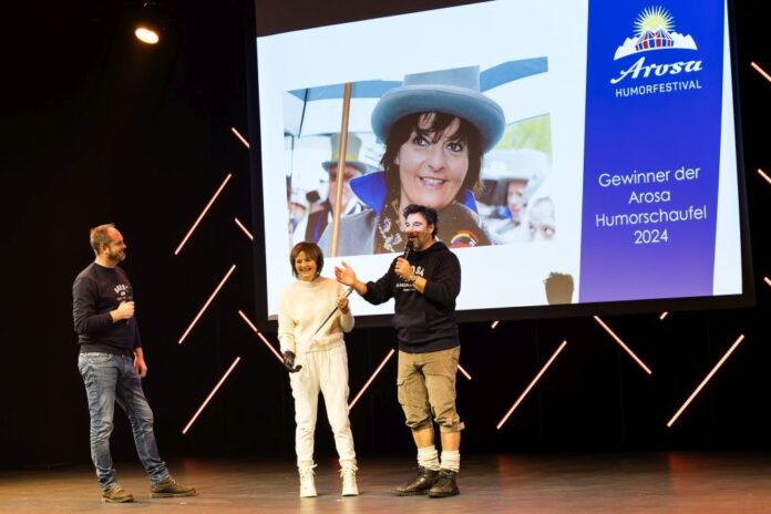 Arosa Humorfestival 2024 Seit 2009 wird traditionell zu Beginn des Arosa Humorfestivals die Humorschaufel auf der Bühne überreicht. Foto: Stefan Bohrer, Arosa, 7.12.2024: Arosa Humorschaufel 2024.