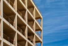 Nachhaltige Bautechnologien mit Holz und Lehm An der einfachen Demontage und Wiederverwendung von Holzverbindungen mit Hilfe von digitalen Werkzeugen forscht die Empa zusammen mit Schweizer Hochschulen und Industriepartnern. Bild: AdobeStock