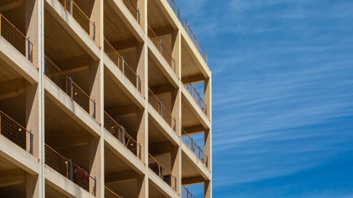 empa_bauen_holz An der einfachen Demontage und Wiederverwendung von Holzverbindungen mit Hilfe von digitalen Werkzeugen forscht die Empa zusammen mit Schweizer Hochschulen und Industriepartnern. Bild: AdobeStock