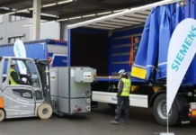 Siemens spendet Heizkraftwerke an Ukraine Fotoquelle Siemens: Verladung des BHKW auf einen Lastwagen der Stiftung THW.