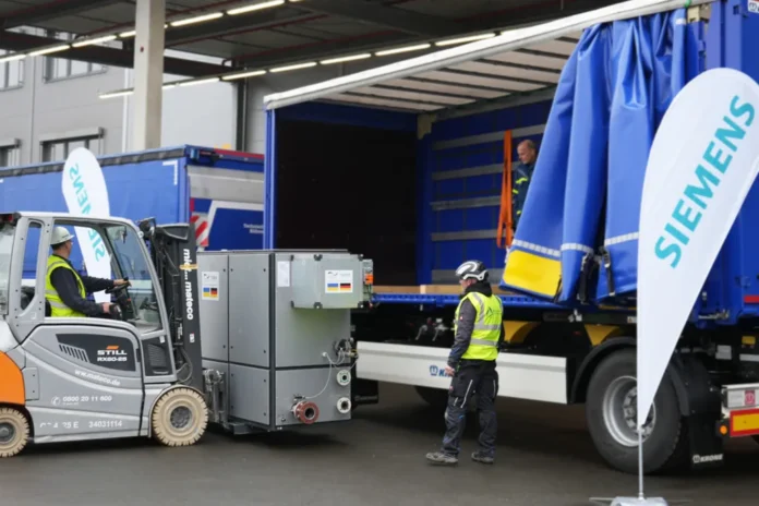Fotoquelle Siemens: Verladung des BHKW auf einen Lastwagen der Stiftung THW.