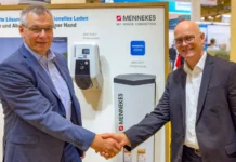 Siemens und Mennekes beschleunigen Ausbau der E-Mobilitäts-Ladeinfrastruktur Foto: v.l.n.r.: Gerald Hellermann, Head of Sales eMobility bei Mennekes/D, Harald Mauch, Head of Electrical Products bei Siemens Smart Infrastructure/D
