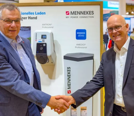Siemens und Mennekes beschleunigen Ausbau der E-Mobilitäts-Ladeinfrastruktur Foto: v.l.n.r.: Gerald Hellermann, Head of Sales eMobility bei Mennekes/D, Harald Mauch, Head of Electrical Products bei Siemens Smart Infrastructure/D