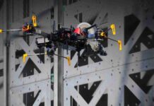 Flugroboter als Baumaschinen Testwand im «DroneHub» mit modularen Bauelementen für Versuche mit fliegenden Baurobotern. Foto: Empa