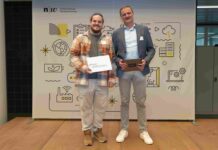 Siemens verteilt Awards Publikumspreis-Gewinner Joël Alfeld mit Gerd Scheller, CEO Siemens Schweiz (v.l.n.r.)
