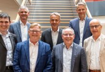 Wie Aargauer Firmen auf Innovation setzen Martin A. Bopp, Bernhard Eschermann, Beat Bachmann (v.l.n.r. hinten), Hans R. Schibli, Peter Gehler, Ernst Roth, Paul Stalder (v.l.n.r. vorne); Bild: Nadine Zielinski, HTZ