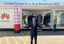 Huawei-Truck zeigte in Zürich szenariobasierte Lösungen Gestern begrüsste Yang Wang, Director Market & Enterprise Solution Sales bei Huawei Technologies Switzerland, den Truck bei "The Hall" in Dübendorf; Bild: Insidenews