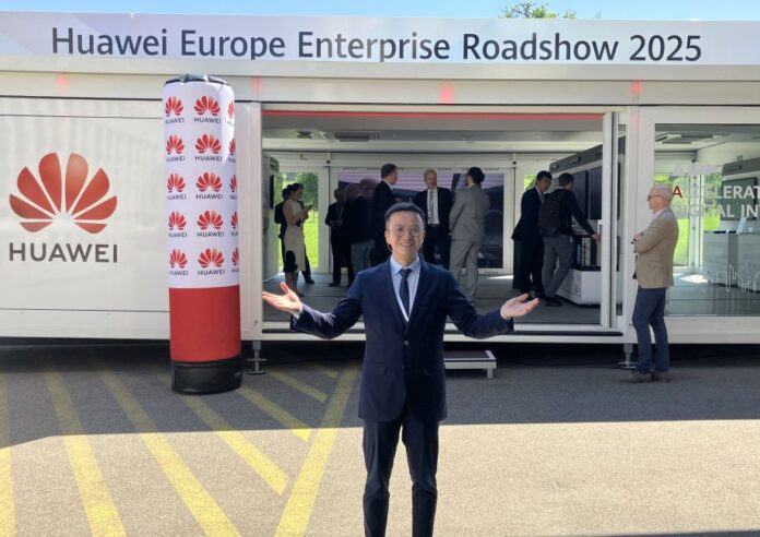 Gestern begrüsste Yang Wang, Director Market & Enterprise Solution Sales bei Huawei Technologies Switzerland, den Truck bei "The Hall" in Dübendorf; Bild: Insidenews