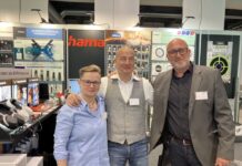Bei Hama hält KI Einzug Hama-Geschäftsführer Rocco Rossetti (Mitte) hat sich mit seinem Team sofort wohl gefühlt auf der Messe. Quelle: insidenews.